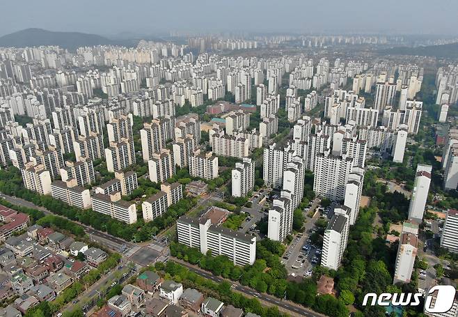 윤석열 정부 출범과 함께 재건축 기대감이 높았던 1기 신도시가 최근 정부의 1기신도시 재정비 마스터플랜 계획이 2024년에나 수립될 것이라는 발표에 실망감이 높아지고 있다. 경기도 고양시 일산 서구 아파트단지 일대. 2019.5.12/뉴스1 ⓒ News1 박세연 기자