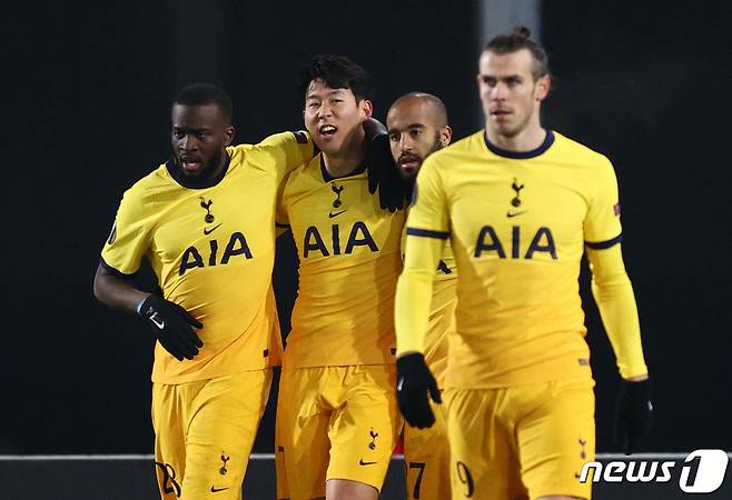 토트넘에서 손흥민(가운데)과 함께 뛰었던 은돔벨레(왼쪽) ⓒ 로이터=뉴스1
