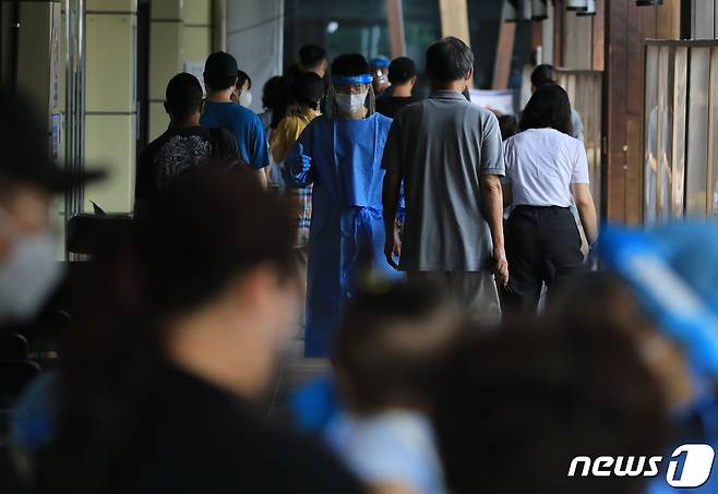 지난 17일 오전 서울 송파구보건소에 마련된 신종 코로나바이러스 감염증(코로나19) 선별진료소에서 의료진이 검사를 위해 대기 중인 시민들을 안내하고 있다. 2022.8.17/뉴스1 ⓒ News1 구윤성 기자