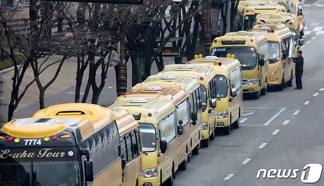 경기도 한 학원가 도로에 줄지어 서 있는 통학버스.  2020.3.10/뉴스1 ⓒ News1 조태형 기자