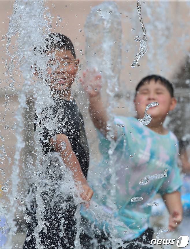 더위 식히는 어린이(뉴스1 DB)