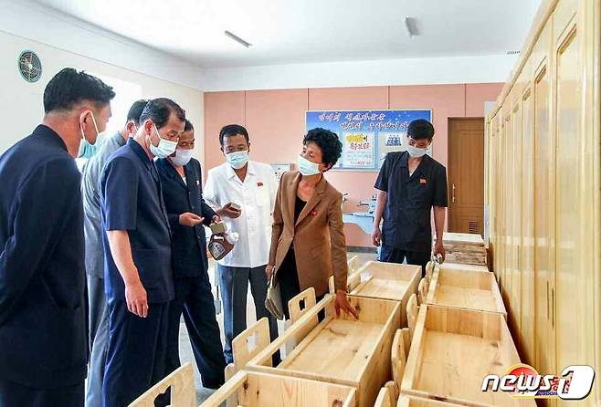 (평양 노동신문=뉴스1) = 북한 노동당 기관지 노동신문은 18일 현대화된 김화군의 공업공장들을 지방공업 발전의 본보기로 강조했다. 신문은 다른 지역에서도 "자기 지역의 원료를 원천으로 질 좋은 소비품을 생산할 것＂을 독려했다. [국내에서만 사용가능. 재배포 금지. DB 금지. For Use Only in the Republic of Korea. Redistribution Prohibited] rodongphoto@news1.kr