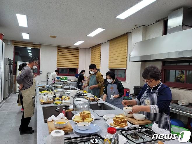 전북 고창군이 8월22일부터 29일까지 8일간 하반기 여성회관 교육생을 모집한다.  여성회관 요리수업(고창군 제공)
