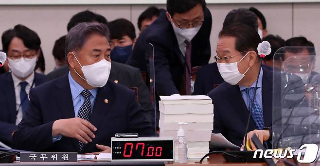 박진 외교부 장관(왼쪽)과 권영세 통일부 장관이 18일 국회 외교통일위원회 전체회의에 출석해 이야기를 나누고 있다. (공동취재) 2022.8.18/뉴스1 ⓒ News1 유승관 기자