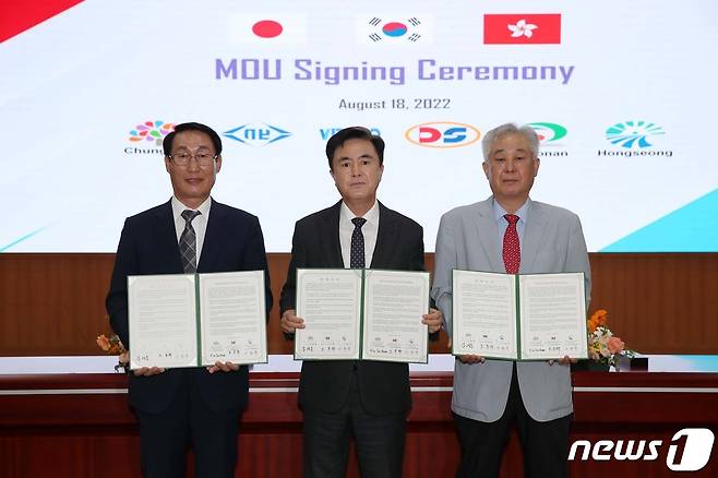 김태흠 충남지사(가운데)와 관계기관·기업 대표가 외투기업 협약식을 하고 있다. (충남도청 제공) /뉴스1