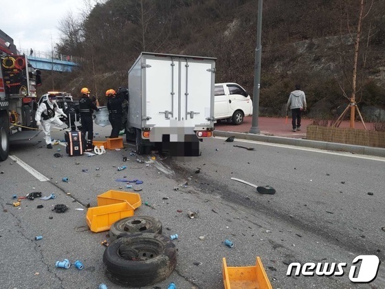 지난해 11월24일 오전 강원 춘천 동면에서 1톤 냉동탑차가 작업을 하던 인부 3명을 들이받는 사고가 났다. 이 사고로 작업자 3명이 모두 숨졌다.(자료사진)/뉴스1 DB