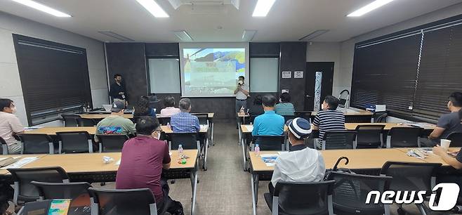 청양군 귀농·귀촌 희망자들이 한국정책미디어 교육관에서 진행중인 예비 귀농·귀촌인을 위한 맞춤형 교육을 받고 있다.(청양군 제공)