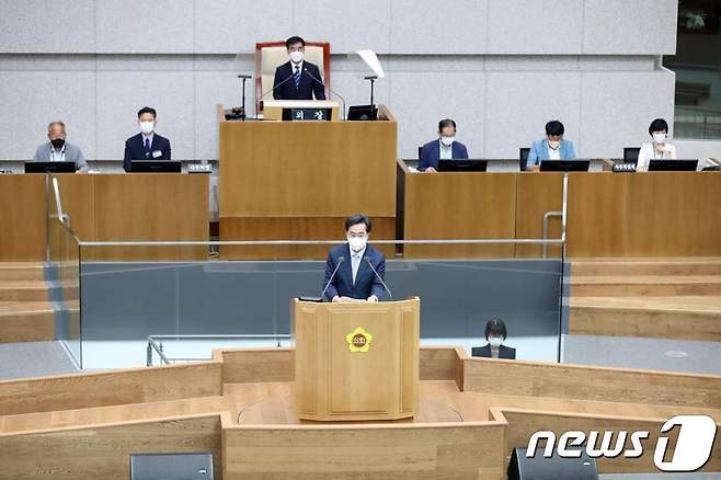 김 지사는 18일 오후 자신의 페이스북에 올린 글에서 "코로나19 및 비상경제위기 상황에 신속히 대응하기 위해 긴급 편성한 추경안이 도의회에서 만장일치로 의결됐다"고 밝혔다.(김동연 지사 페이스북 갭처)