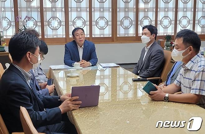 최민호 세종시장(가운데)이 18일 시장실에서 지역 시민단체 간부들과 면담을 하고 있다.  @news1 장동열 기자