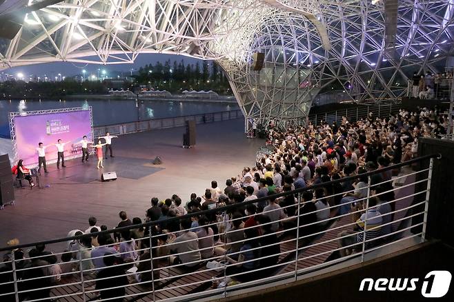 맥키스오페라단이 세종 호수공원 수상무대섬에서 ‘이제루린 뻔뻔한 클래식’을 진행하고 있다.(맥키스컴퍼니 제공)