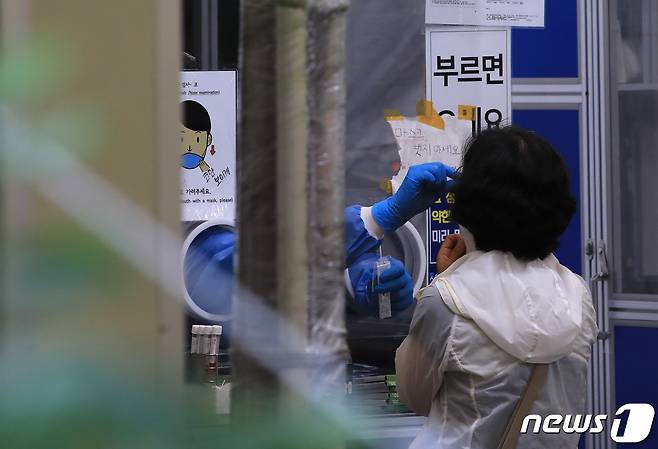 17일 오전 서울 송파구보건소에 마련된 신종 코로나바이러스 감염증(코로나19) 선별진료소에서 한 시민이 검사를 받고 있다.  2022.8.17/뉴스1 ⓒ News1 구윤성 기자