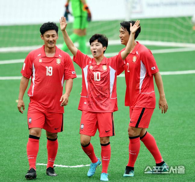 김형범(오른쪽) 해설위원이 지난 6월5일 서울월드컵경기장 보조구장에서 열린 2002 한일 월드컵 20주년 ‘월드컵 레전드 올스타전’에서 참가해 지소연에 골 세리머니에 함께하고 있다.상암 | 최승섭기자 thunder@sportsseoul.com