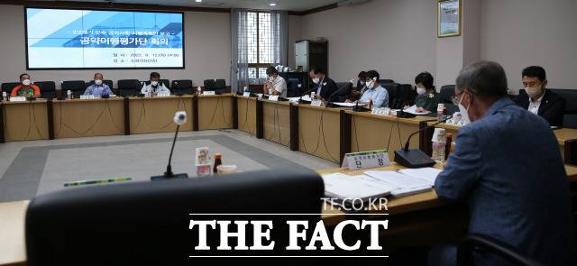 함평군은 18일 공약이행평가단 15명을 위촉하고 민선8기 공약사항 시행계획 점검을 위한 첫 회의를 개최했다고 밝혔다./함평군 제공