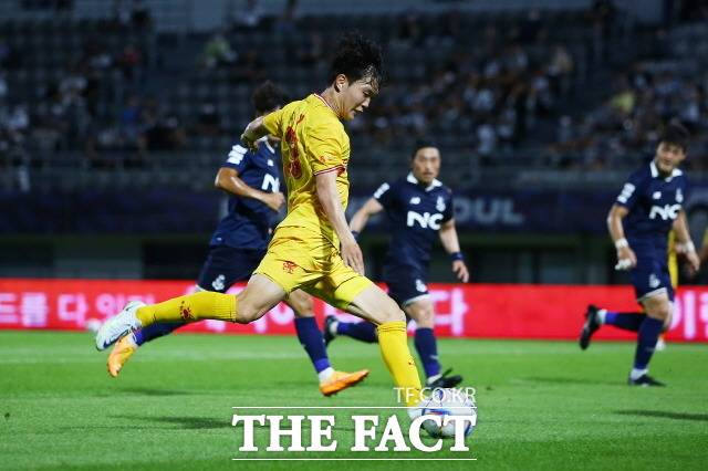 광주는 오는 20일 오후 7시 목동종합운동장에서 서울이랜드와 하나원큐 K리그2 2022 34라운드 원정 경기를 치른다. 사진은 지난 7월 11일 서울이랜드와 경기에서 정호연 선수가 슈팅을 하고 있는 모습./광주FC 제공