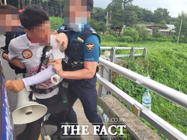 특수협박 혐의로 현행범 체포되고 있는 1인 시위자 최 씨. /신승목 대표 페이스북 갈무리