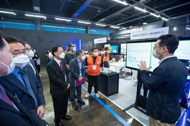 황판식 과학기술정보통신부 미래인재정책국장이 18일 오전 서울 성수동 에스팩토리에서 열린'2022 대한민국 과학축제' 개막식에 참석해 조율래 한국과학창의재단 이사장 등과 전시장을 관람하고 있다. (자료=과기정통부)