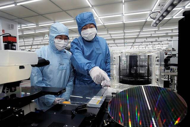 박정원 두산그룹 회장(오른쪽)이 두산테스나 사업장에서 반도체 웨이퍼 테스트 과정을 살펴보고 있다.(사진=두산테스나)