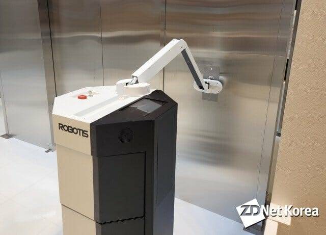 2022 호텔 페어에서 로보티즈의 실내 자율주행 배송로봇 집개미가 로봇팔로 엘리베이터 버튼을 누르고 있다. (사진=지디넷코리아)