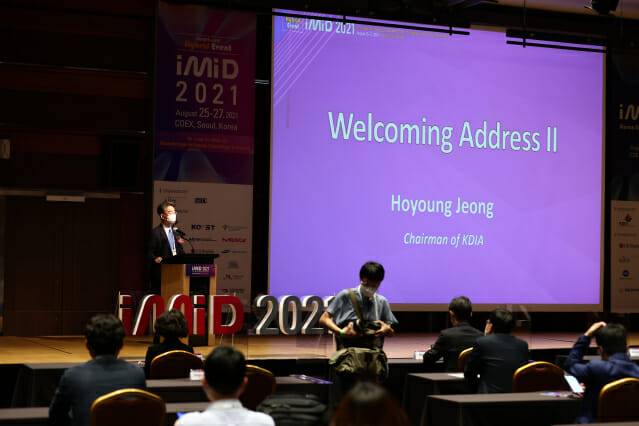 정호영 한국디스플레이산업협회장이 지난해 서울 삼성동 코엑스에서 열린 국제정보디스플레이학술대회(IMID)에서 발표하고 있다.(사진=한국정보디스플레이학회)