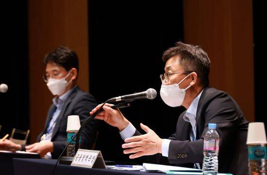 권대영 금융위원회 금융정책국장이 18일 오후 서울 중구 대한상공회의소에서 새출발기금 관련 금융권 의견수렴 및 소통을 위한 설명회를 발표 및 취재진과 질의응답을 진행했다