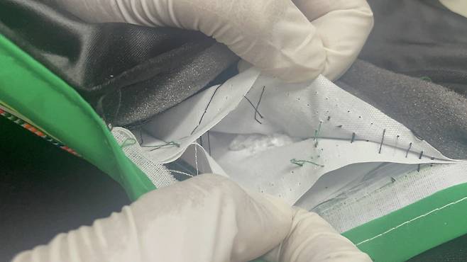 태국 현지 전통의상 원단 내에 숨겨진 필로폰 결정. /경기북부경찰청 제공