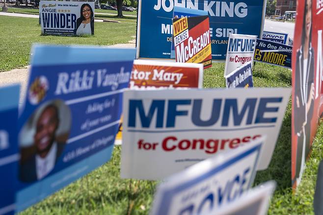 오는 11월 미국 중간선거를 앞두고 각 지역마다 후보자 선출이 한창이다. 메릴랜드주 볼티모어에 후보자를 알리는 입간판이 어지럽게 세워져 있다. /AFP연합