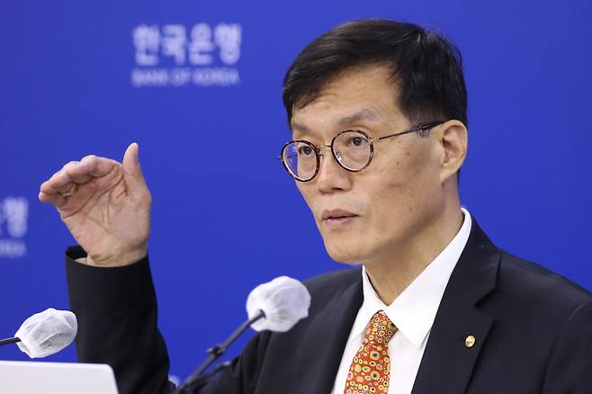 이창용 한국은행 총재가 7월 13일 오전 서울 중구 한국은행에서 열린 금융통화위원회에서 빅스텝(기준금리 0.5%포인트 인상)을 단행한 뒤 기자간담회를 하고 있다. /뉴스1