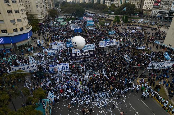 아르헨티나에서 시위대가 물가상승에 항의하고 있다 /AP=연합뉴스