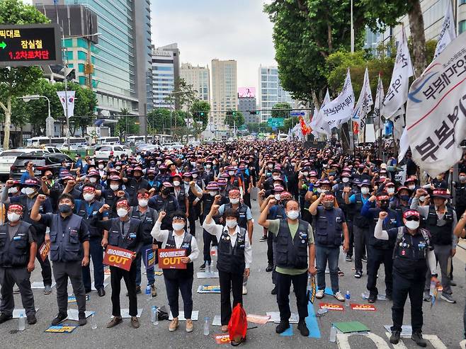 18일 서울 강남구 하이트진로 본사 앞 대규모 집회 현장 모습. /김민소 기자