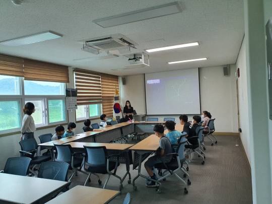 공주시 신관동(동장 김규태)은 주민자치회 주관으로 오는 20일까지 총 10회 간 관내 초등학교 학생들을 대상으로 '천문 교육'을 실시한다. 사진=신관동 제공