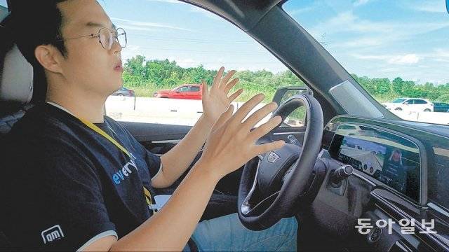 동아일보 변종국 기자가 GM의 자율주행 기술 ‘슈퍼 크루즈’ 탑재 차량에서 손을 떼고 눈을 감은 채 
주행하고 있다. 손을 떼고는 주행이 가능했지만, 눈을 감자 곧바로 전방을 주시하라는 경고음이 울렸다. 홍채 인식 시스템이 운전자 
상태를 파악해 경고를 보낸 것이다. 디트로이트=변종국 기자 bjk@donga.com