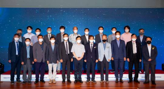 우리별 1호, 우리별 2호, 우리별 3호 인공위성 개발 주역 27명이 KAIST에 30억원의 발전기금을 기부하는 약정식을 체결한 후 기념촬영을 하고 있다.



KAIST 제공