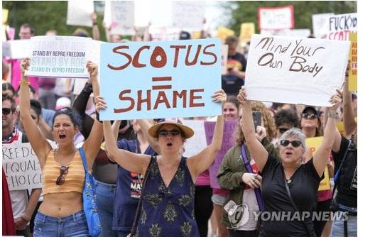 미 연방대법원의 낙태권 보장 판례 폐기 결정 다음 날인 6월 25일(현지시간) 인디애나주 인디애나폴리스의 주의회 의사당 앞에서 낙태권 옹호론자들이 '대법원(scotus)은 수치다'라고 적힌 피켓 등을 들고 시위를 벌이고 있다. [인디애나폴리스=AP 연합뉴스 자료사진]