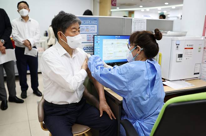 김대기 대통령 비서실장이 18일 오전 서울 중구 보건소에서 코로나19 백신 4차 접종을 하고 있다. 대통령실 제공