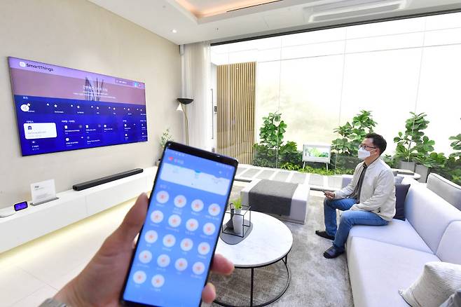 경기도 삼성디지털프라자 용인구성본점 쇼룸에서 관계자가 스마트싱스를 시연하고 있다. (자료: 전자신문 DB)