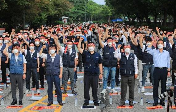 7월 22일 서울 여의도 KDB산업은행 앞에서 산업은행 노조 조합원들이 윤석열 대통령의 산업은행 부산이전 공약 폐기를 촉구하고 있다. 사진=뉴스1