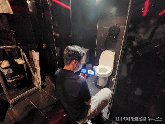 18일 오후 서울 마포구 홍대입구 인근 한 클럽에서 마포경찰서 관계자가 혹시 있을지도 모를 화장실 불법촬영기기를 수색하고 있다. 사진=김동규 기자