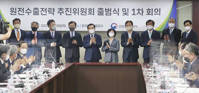 이창양 산업통상자원부 장관(왼쪽 다섯번째)이 18일 오후 서울 종로구 한국무역보험공사 본부에서 열린 \