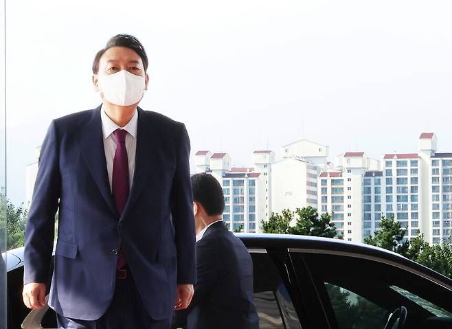 윤석열 대통령이 18일 서울 용산 대통령실 청사로 출근하고 있다. 연합뉴스