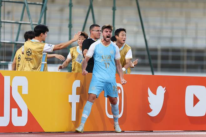 대구의 공격수 제카가 18일 저녁 일본 사이타마현 우라와 코마바 스타디움에서 열린 아시아축구연맹(AFC) 챔피언스리그 16강전에서 동점골을 넣은 뒤 환호하고 있다. 한국프로축구연맹 제공