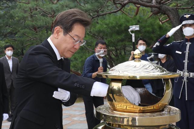 당대표 선거에 출마한 이재명 더불어민주당 의원이 지난 7월 18일 서울 동작구 국립서울현충원 김대중 대통령 묘소를 찾아 참배하고 있다. 오대근 기자