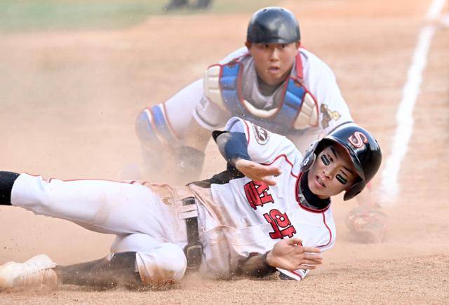 18일 서울 양천구 목동야구장에서 열린 제50회 봉황대기 전국고교야구대회 1차전 경주고와 설악고의 경기에서 설악고 3회 말 1사 1.3루에서 3루 주자 이중권 선수가 1루 주자 김민재의 2루 도루를 틈타 홈으로 들어와 세이프 되고 있다. 왕태석 선임기자