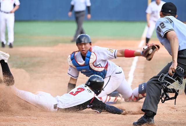 18일 서울 양천구 목동야구장에서 열린 제50회 봉황대기 전국고교야구대회 1차전 경주고와 설악고의 경기에서 설악고 3회 말 1사 1.3루에서 3루 주자 이중권 선수가 1루 주자 김민재의 2루 도루를 틈타 홈으로 들어와 세이프 되고 있다. 왕태석 선임기자