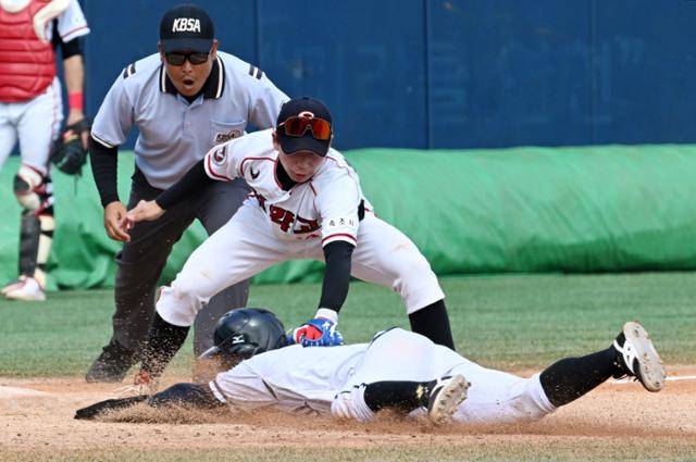 제50회 봉황대기 전국고교야구대회 개막일인 18일 서울 목동야구장에서 열린 경주고-설악고 첫 경기 4회 초 무사 2루 주자 이유성이 3루 도루에 실패하고 있다. 홍인기 기자