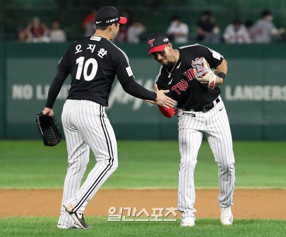 2022 KBO리그 프로야구 SSG랜더스와 LG트윈스의 경기가 18일 오후 인천SSG랜더스필드에서 열렸다. 8대 4 승리를 거둔 LG 오지환과 가르시아가 경기 후 자축하고 있다. 인천=김민규 기자