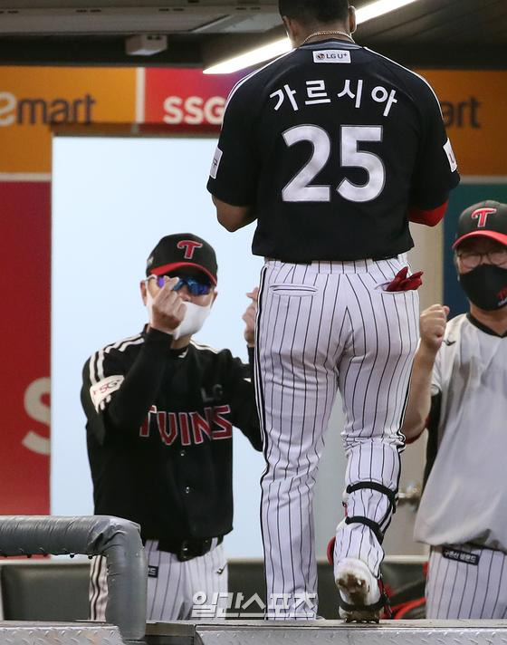 2022 KBO리그 프로야구 SSG랜더스와 LG트윈스의 경기가 18일 오후 인천SSG랜더스필드에서 열렸다. 6회초 무사 가르시아가 솔로 홈런을 치고 홈인하자 류지현 감독이 하트로 맞이하고 있다.  인천=김민규 기자