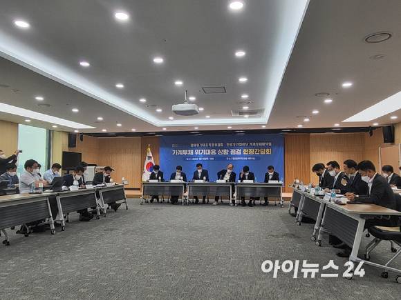 우리나라의 GDP대비 가계부채 비율 1분기 기준 105.5%로 OECD국가중 가장 높다. 사진은 더불어민주당이 경제위기대응 특위 '가계부채 위기대응 상황 점검 현장간담회' 사진. [사진=박은경 기자]