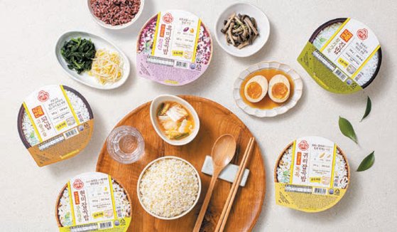 ㈜오뚜기가 ‘식감’ 기준을 다양화한 새로운 유형의 즉석밥 신제품 ‘식감만족’ 5종을 선보였다. [사진 ㈜오뚜기]