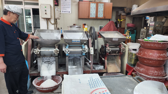 ▲ 김상규 대표가 떡을 제조하기 위해 쌀가루를 만들고 있다.