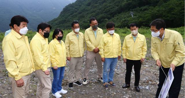 ▲ 도의회 경제통상위원회(위원장 김기철)는 17일 정선  케이블카 현장을 찾아  관계자로부터 추진 계획 등을 보고 받았다.